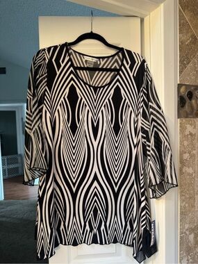 Peter Nygard Black and White Geometric Tunic